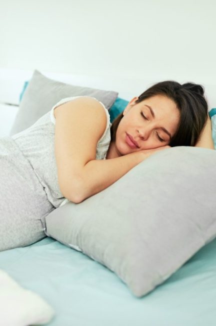 femme-enceinte-dormir-au-lit